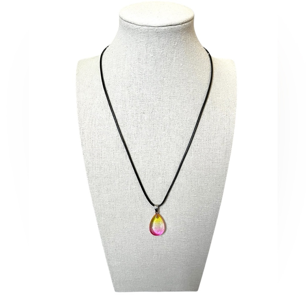 NEW Tear Drop Stone 18 in. Necklace #17
